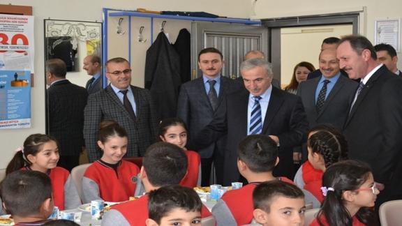 Vali Süleyman Kamçı Gazi İlkokulu 4/F Sınıfı Öğrencileri İle Birlikte Kahvaltı Yaptı