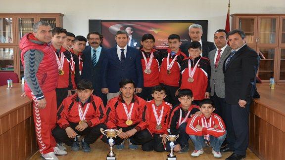Atletizm ve Basketbol da Türkiye Şampiyonu Olan Öğrenciler, İl Milli Eğitim Müdürü Ali Tatlıyı Ziyaret Etti