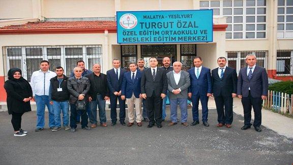 Vali Mustafa Toprak, Turgut Özal Özel Eğitim Ortaokulu ve Mesleki Eğitim Merkezi´ni Ziyaret Etti