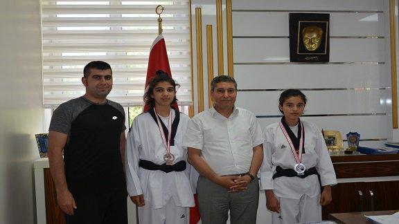 Yıldız Kızlar Tekvando Türkiye Şampiyonasından Dereceye Giren Öğrenciler, İl Milli Eğitim Müdürü Ali Tatlıyı Ziyaret Etti