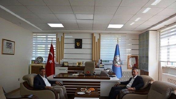 Yeşilyurt Belediye Başkanı Mehmet Çınar, İl Milli Eğitim Müdürü Ali Tatlıyı Makamında Ziyaret Etti