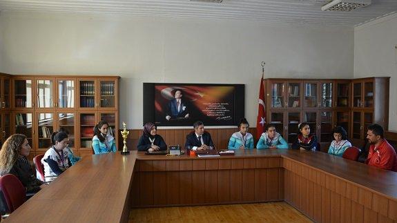 Kızlar Voleybol Türkiye Şampiyonasında Dereceye Giren İlimizdeki Özel Eğitim Kızlar Takımı Sporcuları İl Milli Eğitim Müdürü Ali Tatlıyı Ziyaret Etti