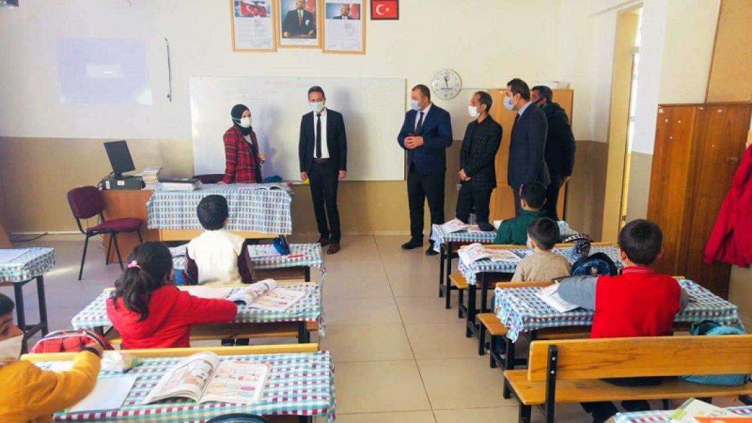 İl Milli Eğitim Müdürü Battal Kanbay Öğrencilerin Heyecanını Paylaştı