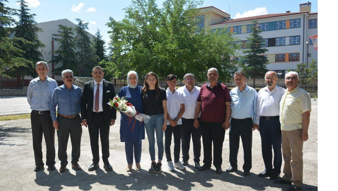 Ticaret ve Sanayi Odası Başkanı Sayın Oğuzhan Ata Sadıkoğlu ve İl Müdürümüz Sayın Hatice Özdemir, Ulusal Yarışmalarda Derece Elde Eden Öğrencileri Tebrik Ettiler