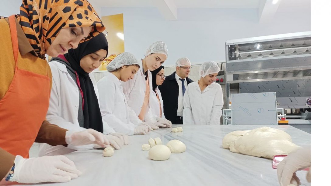 İl Müdürümüz Hatice Özdemir Öğrenciler İle Birlikte Ekmek Pişirdi
