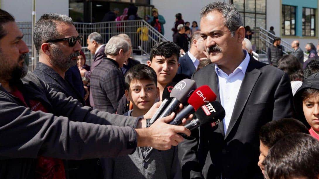 Bakanımız Sayın Mahmut Özer Şehit Aytaç Altunörs İlkokulu Öğrencilerimizi Okullarında Ziyaret Etti