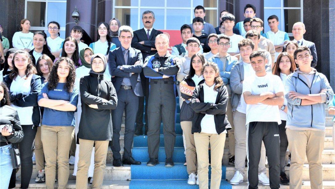 Milli Gururumuz Alper Gezeravcı Malatya'da Öğrenciler İle Buluştu