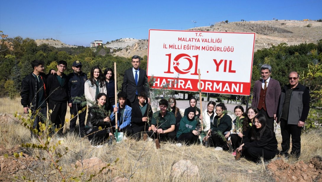 Cumhuriyetimizin 101'inci Yılında 101 Öğrenci 101 Fidanı Toprakla Buluşturdu